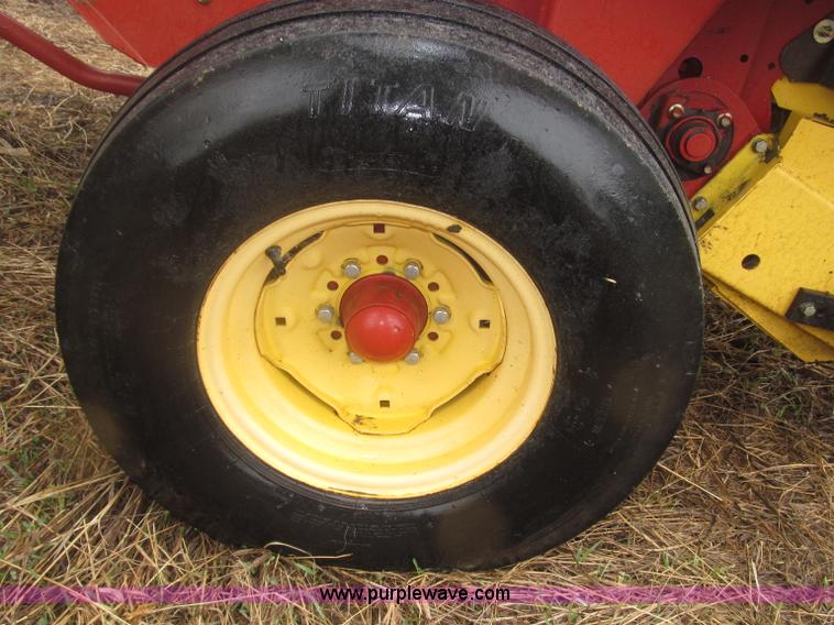 image for item B5464 2005 New Holland BR780 round baler