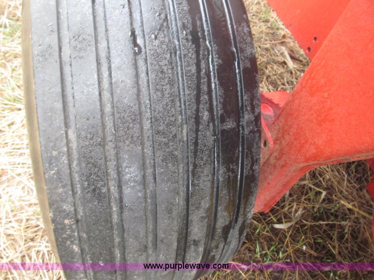 image for item B5464 2005 New Holland BR780 round baler