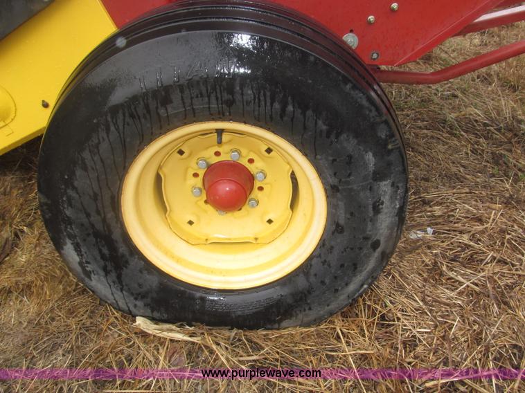 image for item B5464 2005 New Holland BR780 round baler