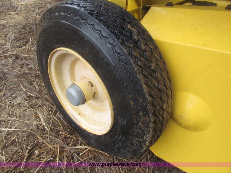 image for item B5464 2005 New Holland BR780 round baler