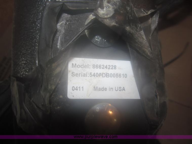 image for item B5464 2005 New Holland BR780 round baler