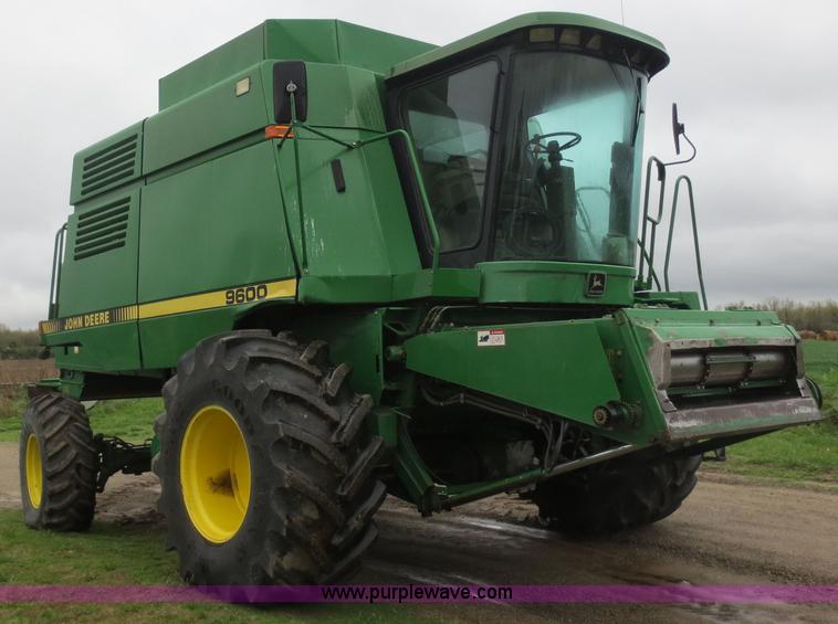 image for item D5830 1989 John Deere 9600 RWA combine