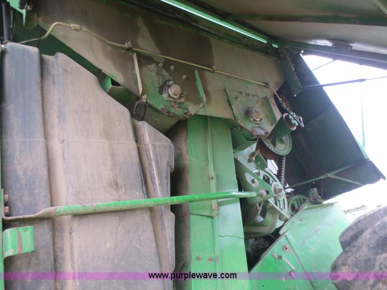 image for item D5830 1989 John Deere 9600 RWA combine