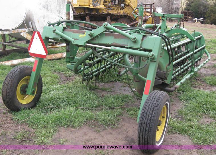 image for item E3399 John Deere 700 folding rake