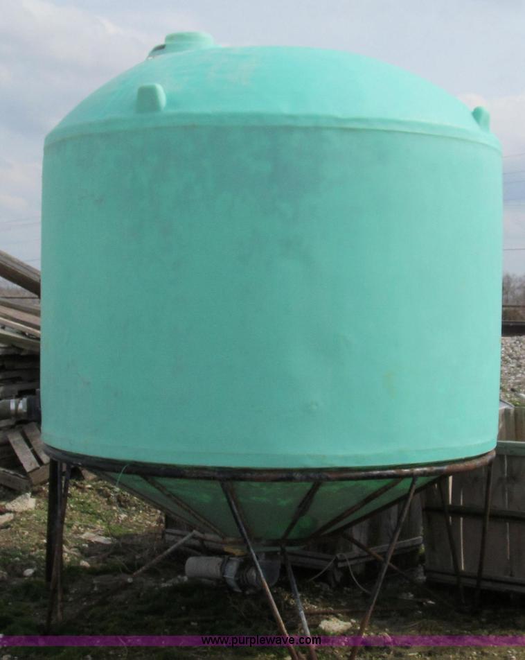 image for item E3881 Snyder 1,500 gallon poly tank