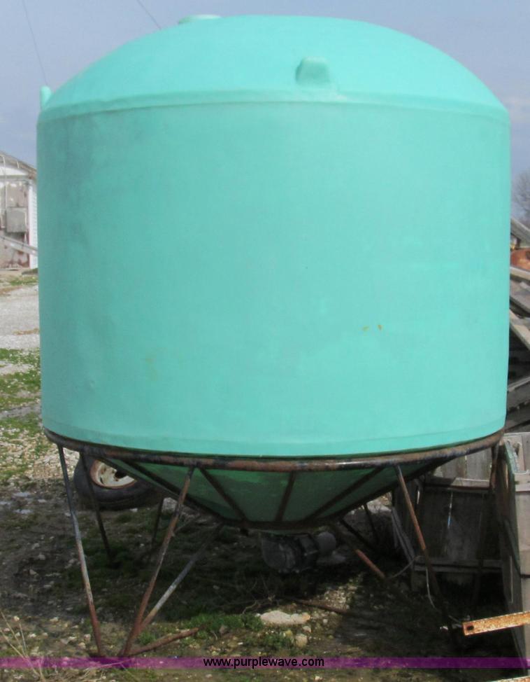image for item E3881 Snyder 1,500 gallon poly tank