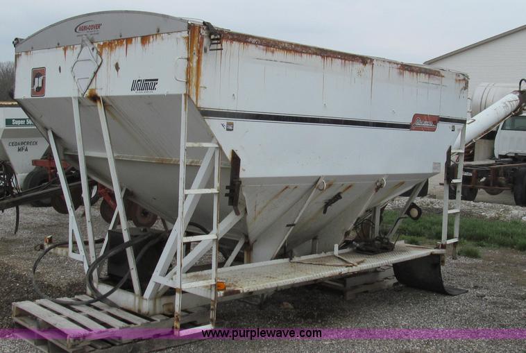 image for item E3883 Willmar Load Runner 10 ton dry tender bed