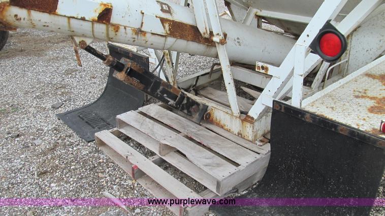 image for item E3883 Willmar Load Runner 10 ton dry tender bed