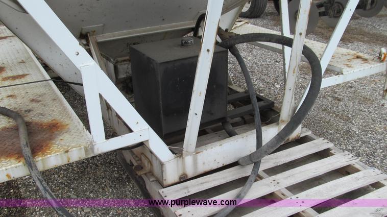 image for item E3883 Willmar Load Runner 10 ton dry tender bed