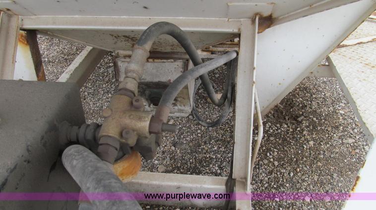 image for item E3883 Willmar Load Runner 10 ton dry tender bed