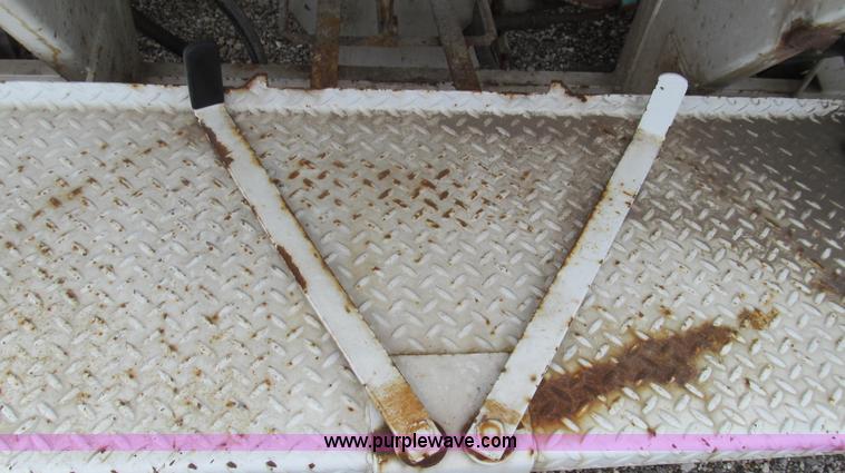 image for item E3883 Willmar Load Runner 10 ton dry tender bed