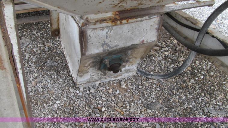 image for item E3883 Willmar Load Runner 10 ton dry tender bed