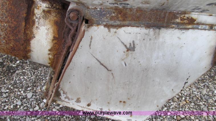 image for item E3883 Willmar Load Runner 10 ton dry tender bed