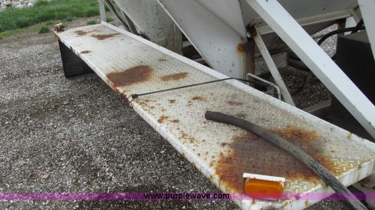 image for item E3883 Willmar Load Runner 10 ton dry tender bed