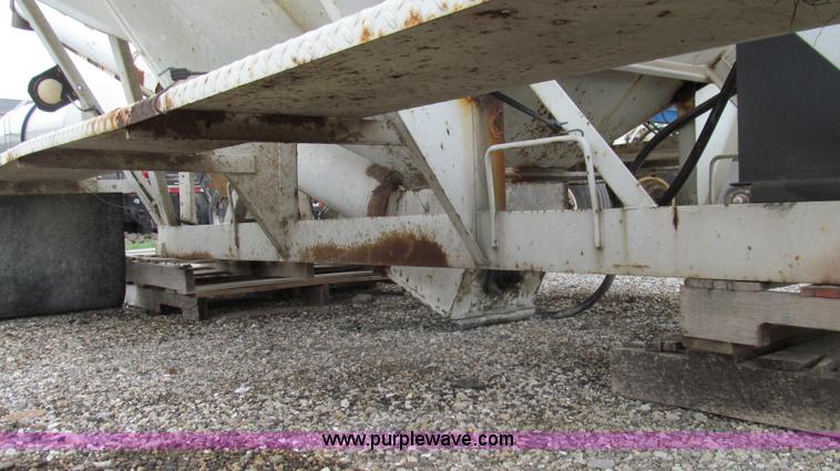 image for item E3883 Willmar Load Runner 10 ton dry tender bed