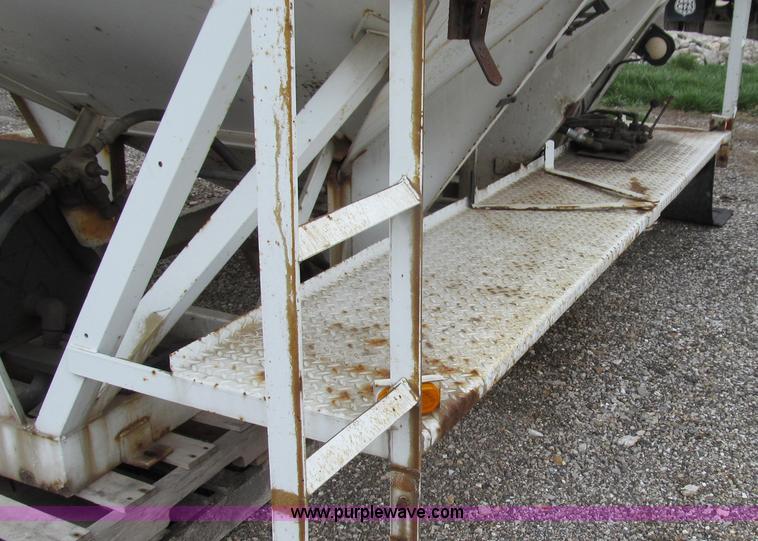 image for item E3883 Willmar Load Runner 10 ton dry tender bed