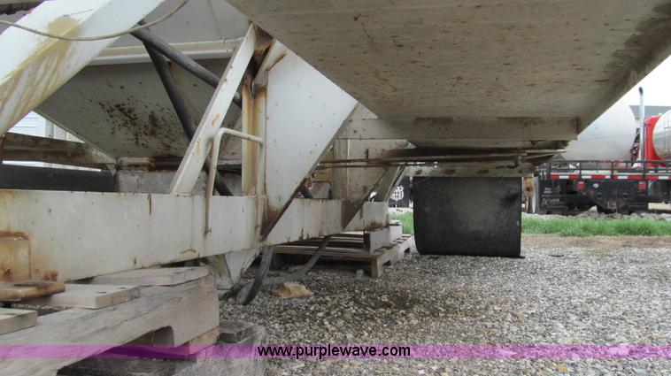 image for item E3883 Willmar Load Runner 10 ton dry tender bed