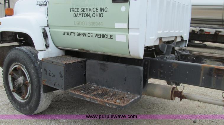 image for item E3884 1996 Chevrolet Kodiak cab and chassis