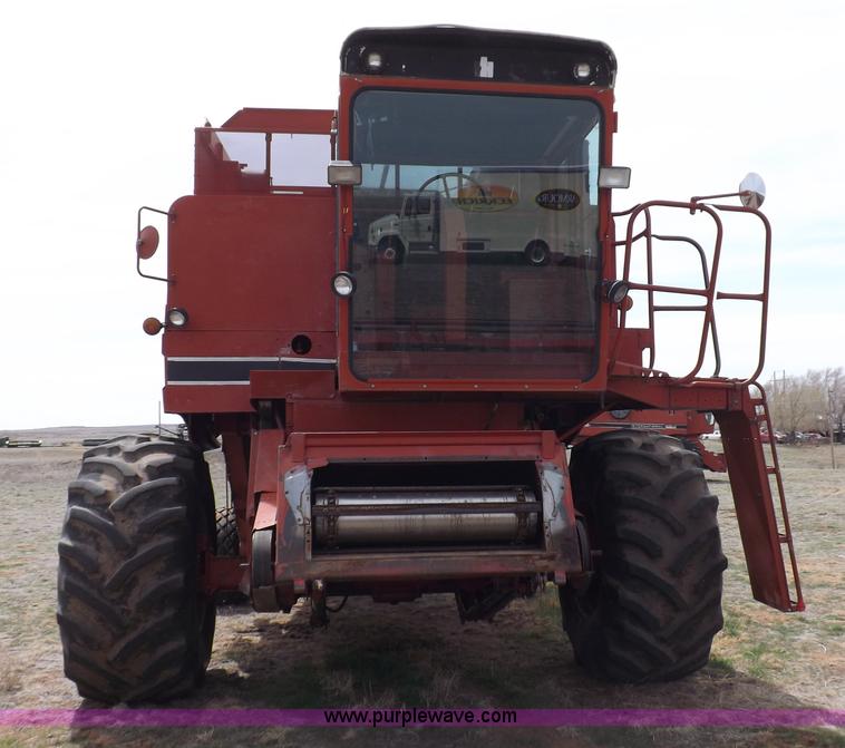 image for item F6497 International 1480 combine