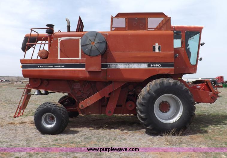 image for item F6497 International 1480 combine