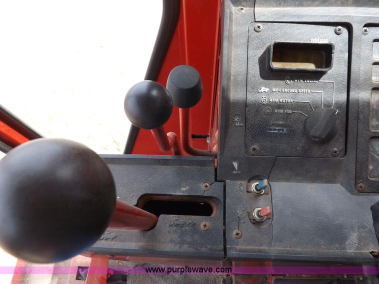 image for item F6497 International 1480 combine