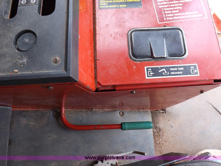 image for item F6497 International 1480 combine