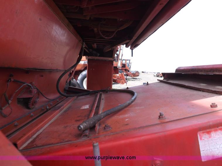 image for item F6497 International 1480 combine