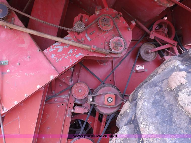 image for item F6497 International 1480 combine