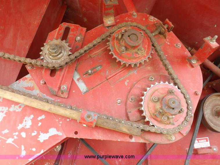 image for item F6497 International 1480 combine