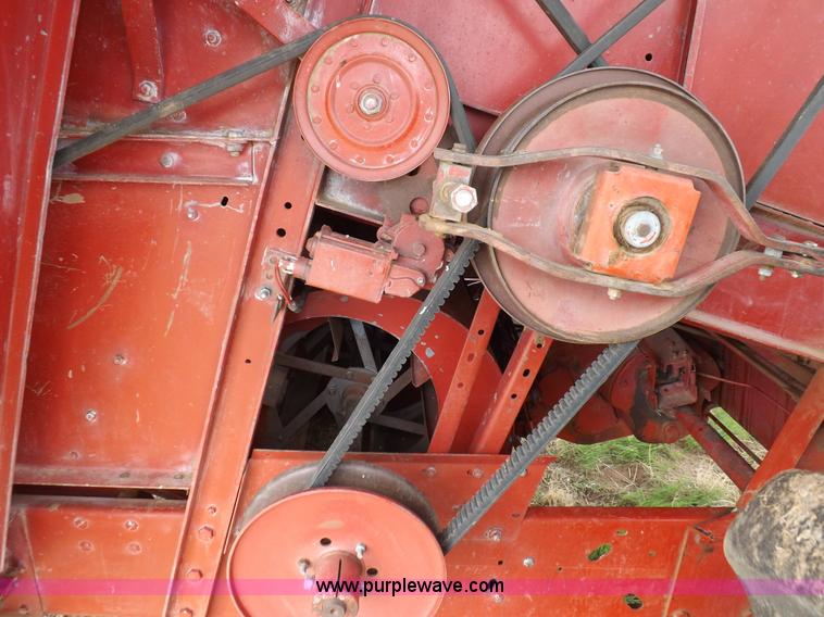 image for item F6497 International 1480 combine