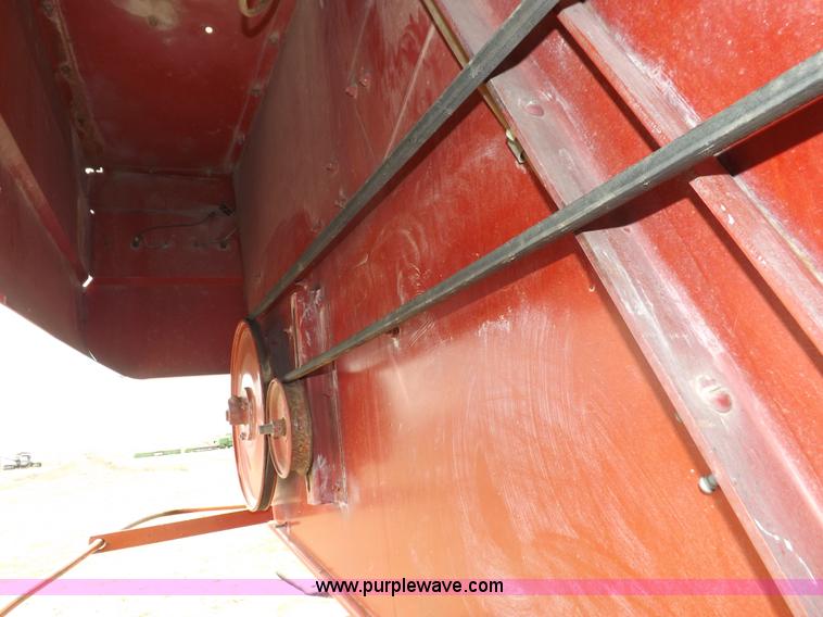 image for item F6497 International 1480 combine