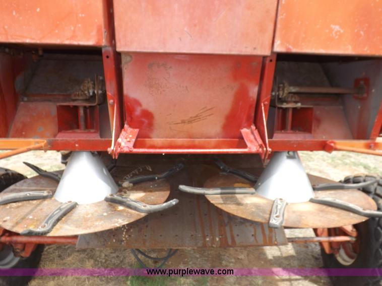 image for item F6497 International 1480 combine