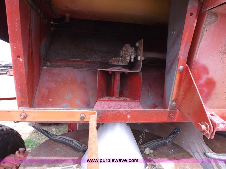 image for item F6497 International 1480 combine