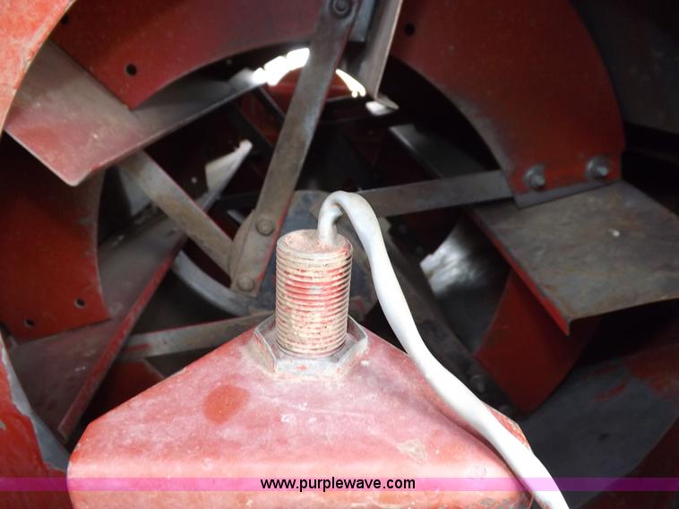 image for item F6497 International 1480 combine