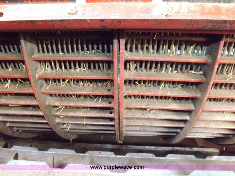 image for item F6497 International 1480 combine