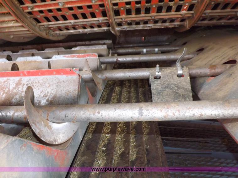 image for item F6497 International 1480 combine