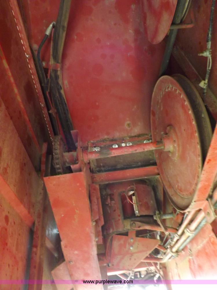 image for item F6497 International 1480 combine