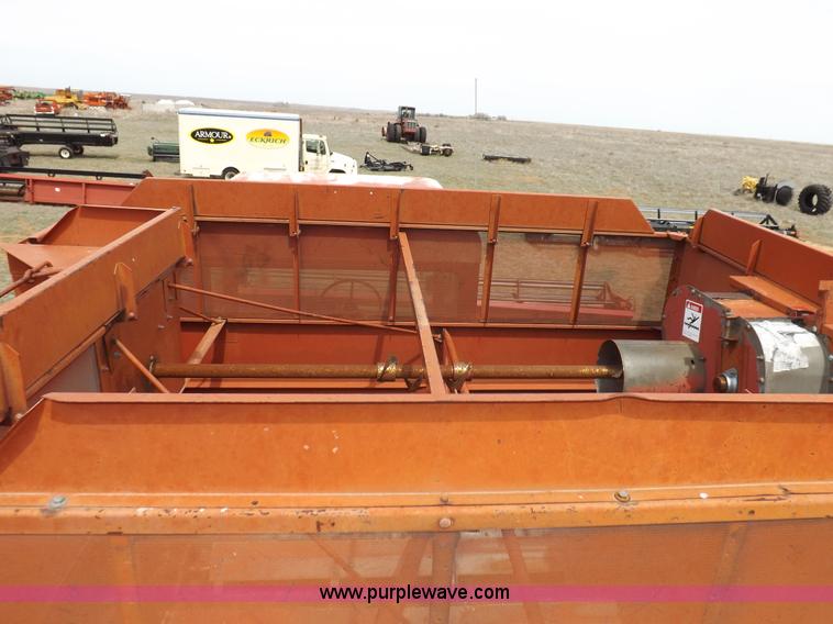 image for item F6497 International 1480 combine