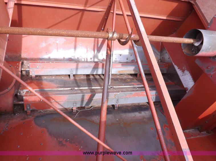 image for item F6497 International 1480 combine