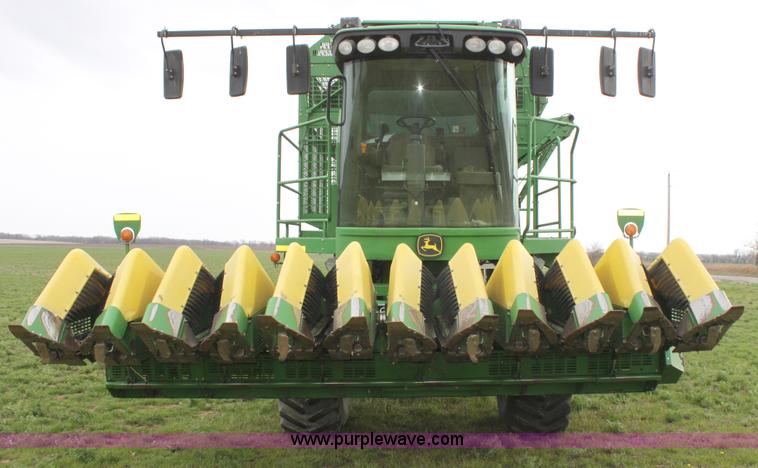 image for item F8680 2006 John Deere 7460 Mudhog cotton stripper
