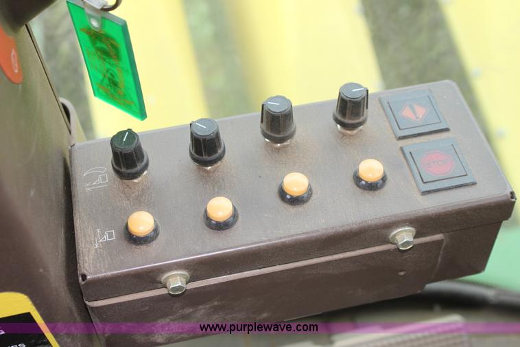 image for item F8680 2006 John Deere 7460 Mudhog cotton stripper