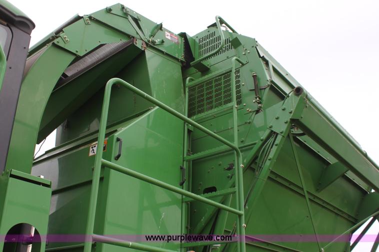 image for item F8680 2006 John Deere 7460 Mudhog cotton stripper