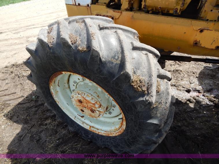 image for item G3091 Oliver 595-92023 MFWD tractor