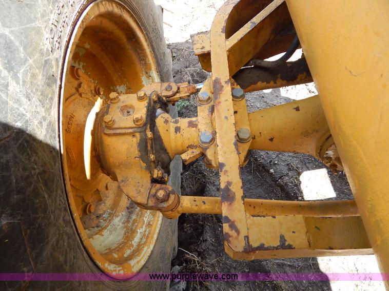 image for item G3091 Oliver 595-92023 MFWD tractor