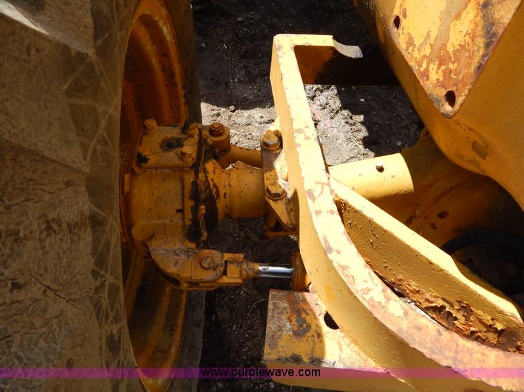 image for item G3091 Oliver 595-92023 MFWD tractor