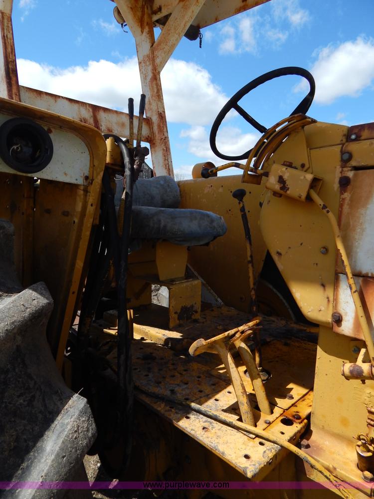 image for item G3091 Oliver 595-92023 MFWD tractor