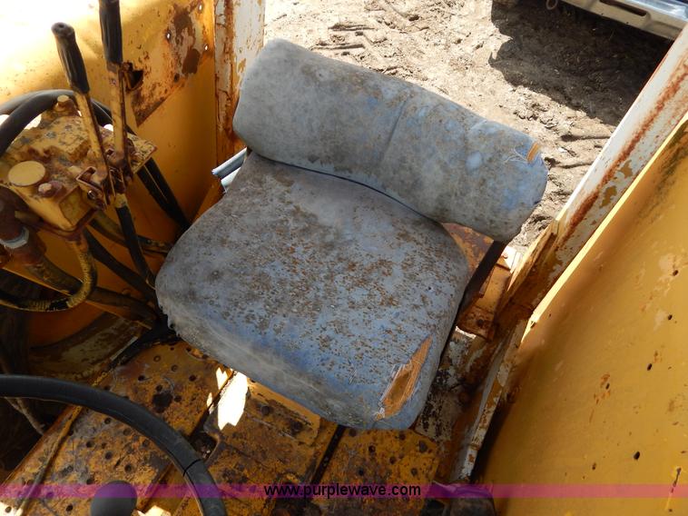 image for item G3091 Oliver 595-92023 MFWD tractor