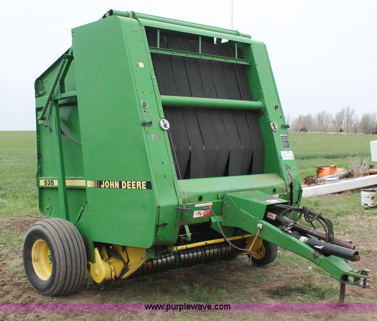 image for item H3688 John Deere 535 round baler