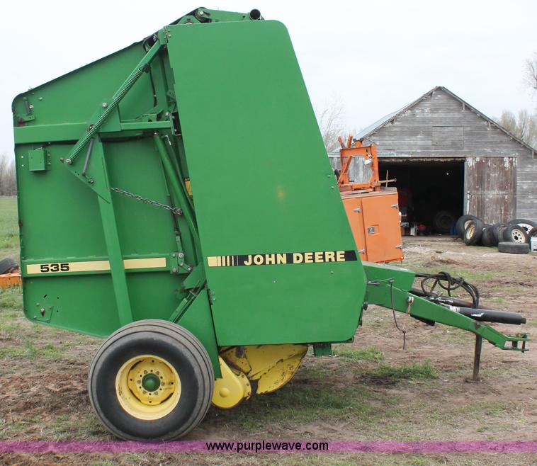 image for item H3688 John Deere 535 round baler
