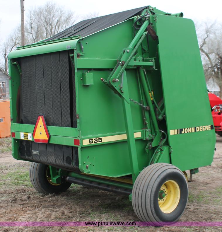 image for item H3688 John Deere 535 round baler